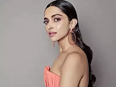 deepika padukone smiles boobs