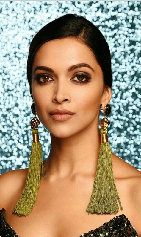 deepika padukone looks hot bikini