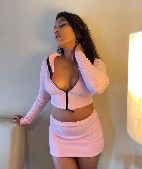 anjali gaud poses pussy
