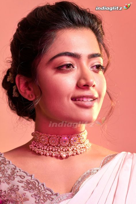 rashmika mandanna looks hot pics
