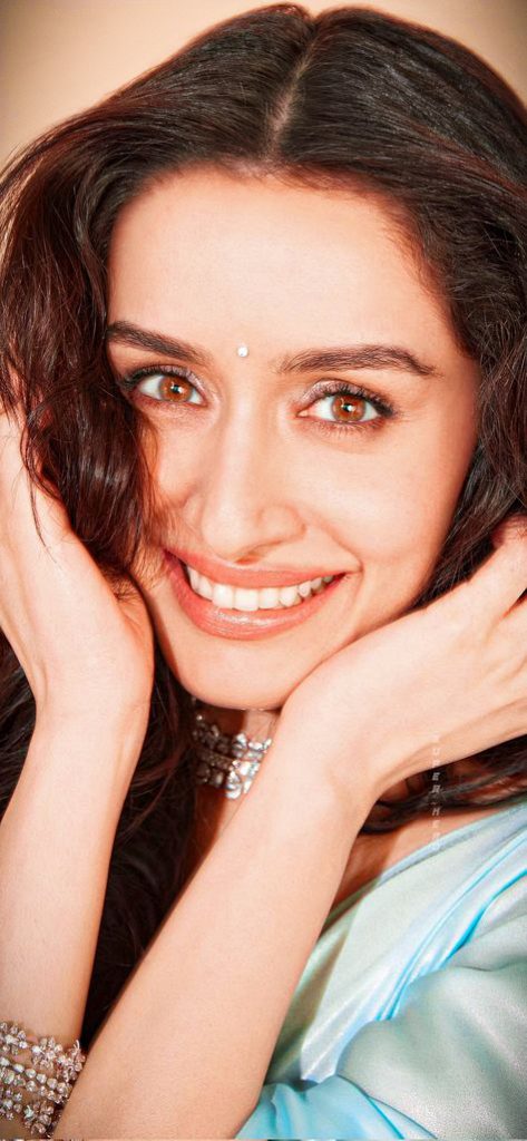 shraddha kapoor looks hot
