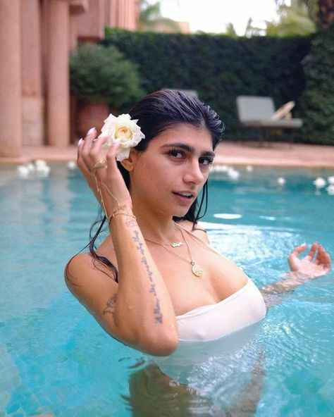 mia khalifa poses boobs
