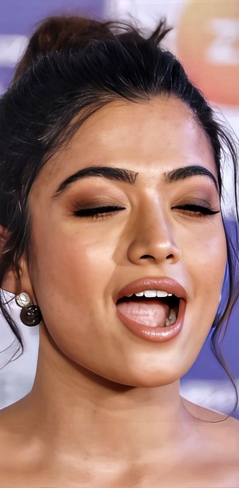 rashmika mandanna poses hot images
