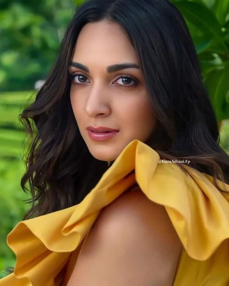 kiara advani poses nude
