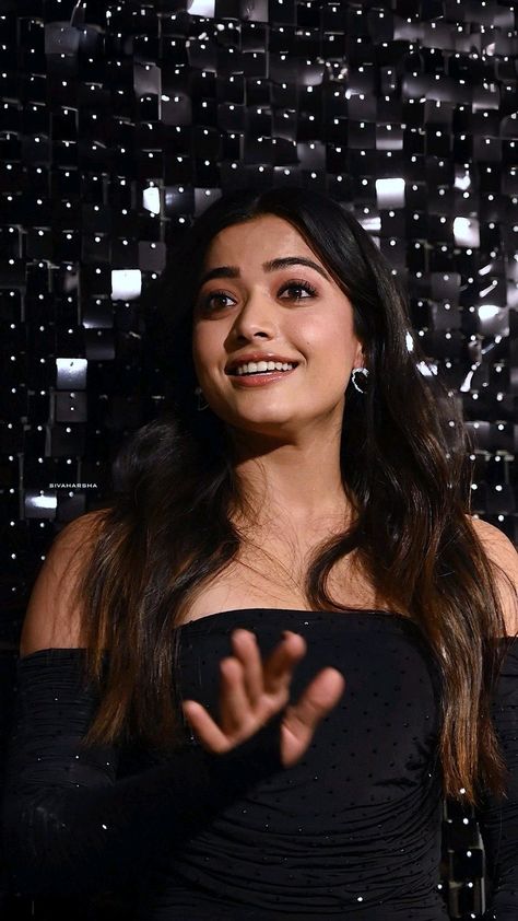 rashmika mandanna looks sexy
