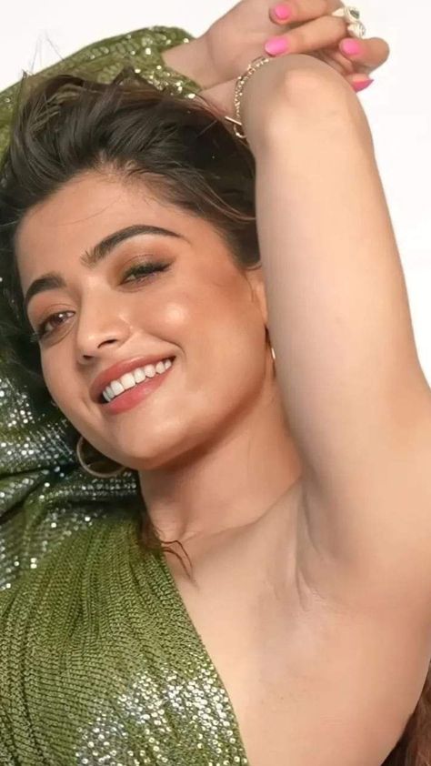 rashmika mandanna looks boobs