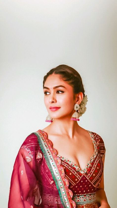 mrunal thakur poses xxx porn
