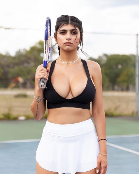 mia khalifa smiles hot pics
