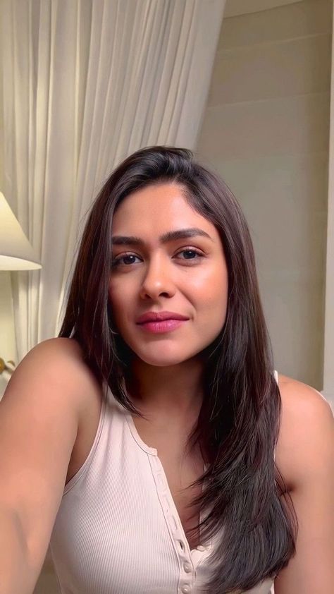 mrunal thakur poses hot pics
