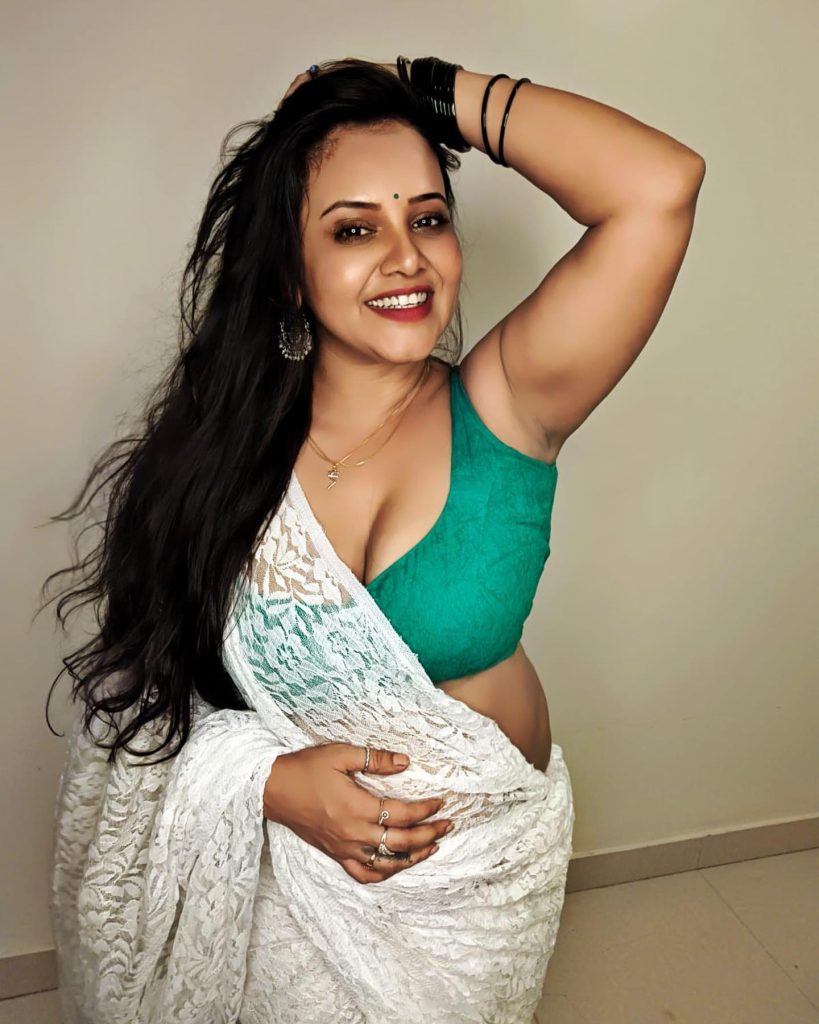 priya gamre poses hot photos
