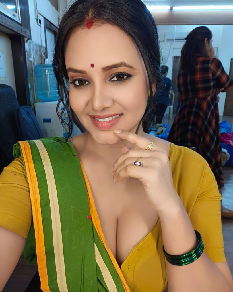 priya gamre poses porn
