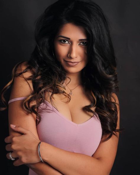 rasha kirmani poses boobs
