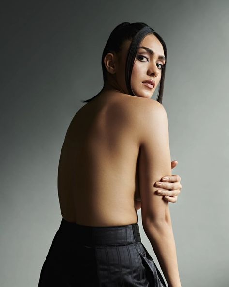 mrunal thakur poses sex scenes
