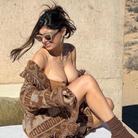 mia khalifa poses naked
