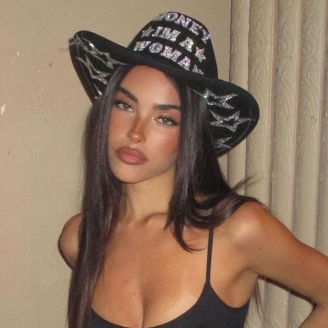 madison beer poses hot xxx
