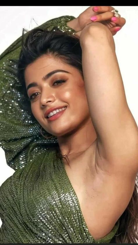 rashmika mandanna poses naked
