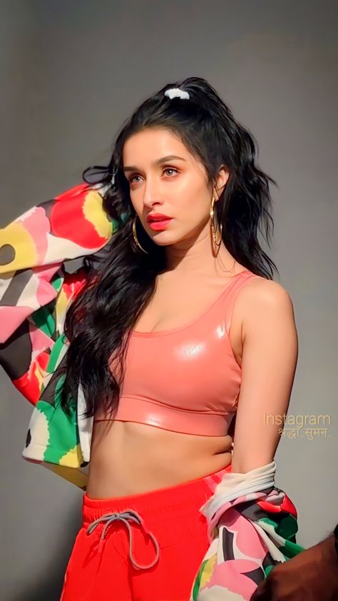 shraddha kapoor poses nudes
