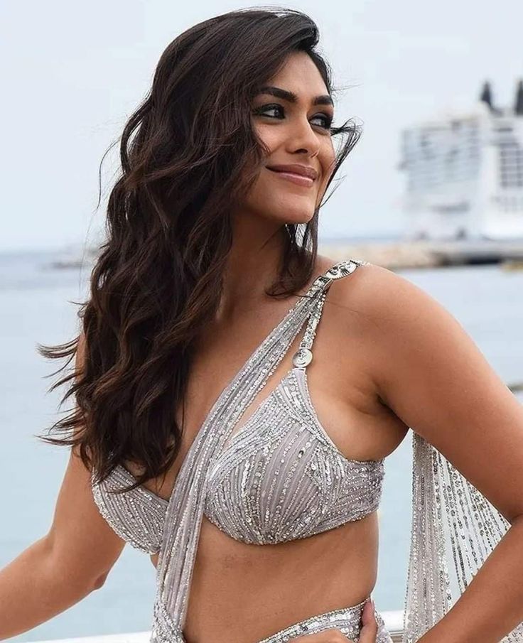 mrunal thakur looks pussy
