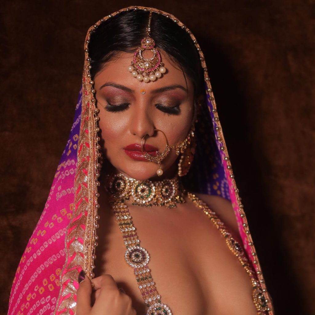 khushi mukherjee poses boobs
