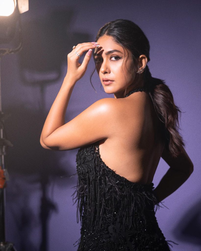 mrunal thakur beautiful nude
