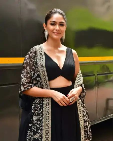 mrunal thakur smiles nude pics
