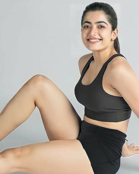 rashmika mandanna looks hot
