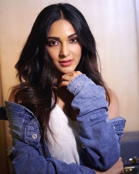 kiara advani poses sex scenes
