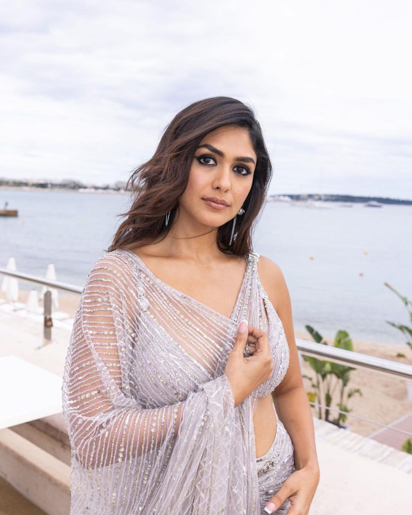 mrunal thakur looks nudes
