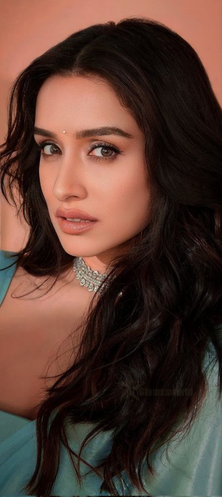 shraddha kapoor poses hot