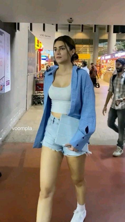 kriti sanon poses bikini 
