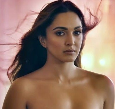 kiara advani poses hot images
