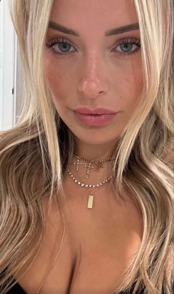 corinna kopf looks boobs
