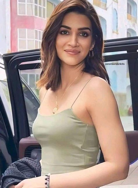 kriti sanon beautiful hot bikini
