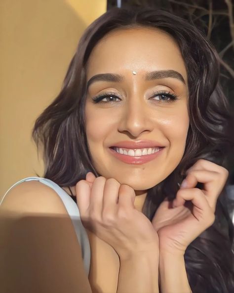 shraddha kapoor smiles sexy
