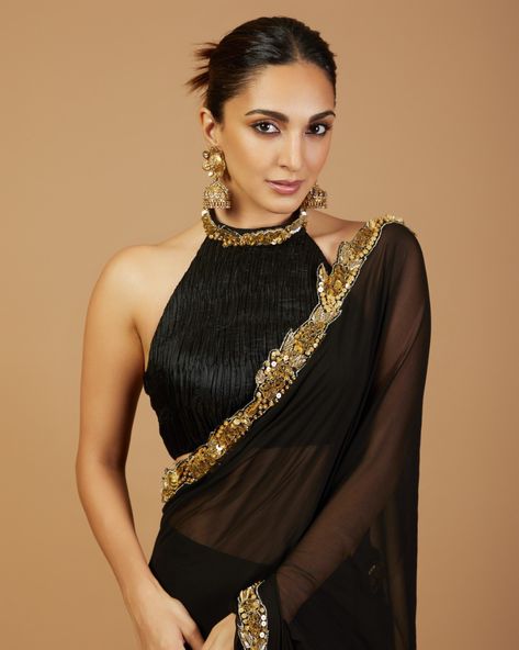 kiara advani poses xxx 
