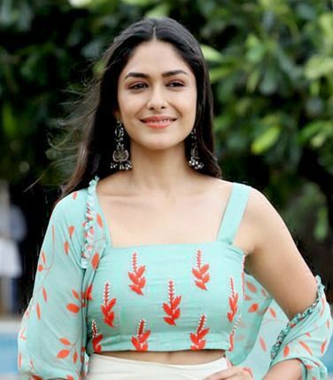 mrunal thakur beautiful pussy
