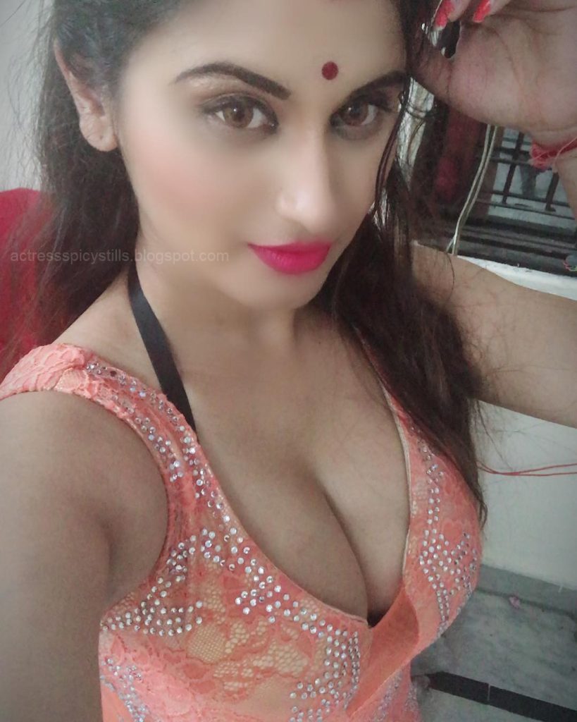 gunjan aras poses boobs
