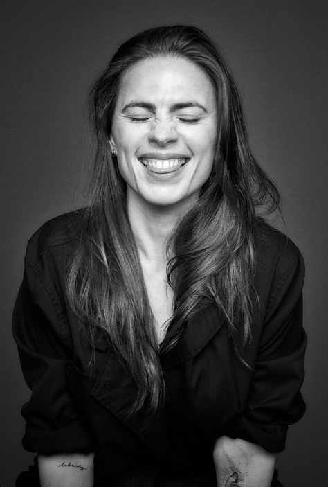 hayley atwell poses hot pics
