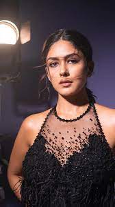 mrunal thakur beautiful nudes