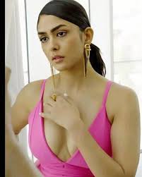 mrunal thakur beautiful hot pics
