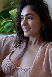 mrunal thakur beautiful sexy
