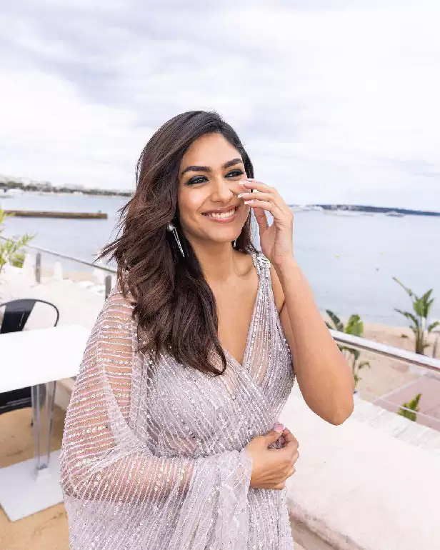 mrunal thakur smiles porn
