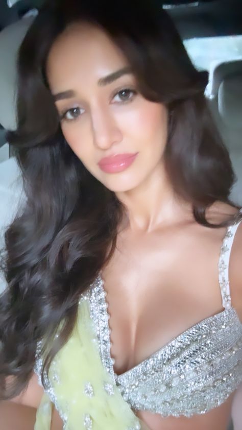 disha patani poses nude pics