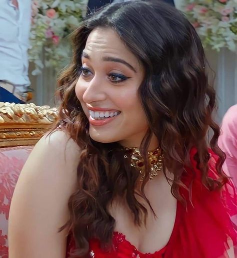 tamanna bhatia smiles boobs
