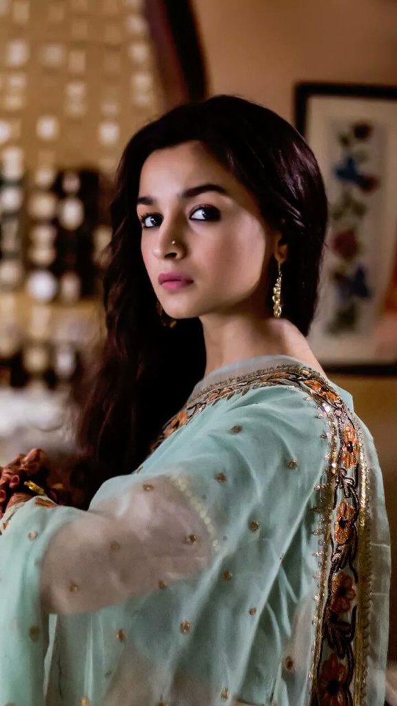 alia bhatt modeling naked
