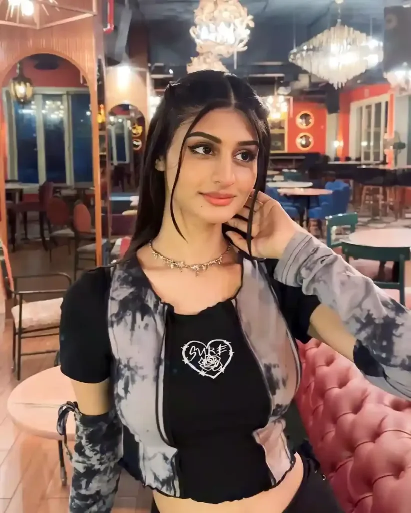 payal gaming looks hot
