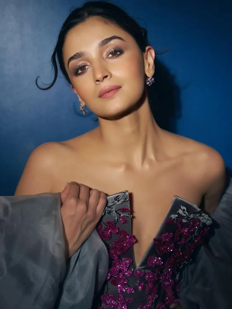 alia bhatt poses boobs
