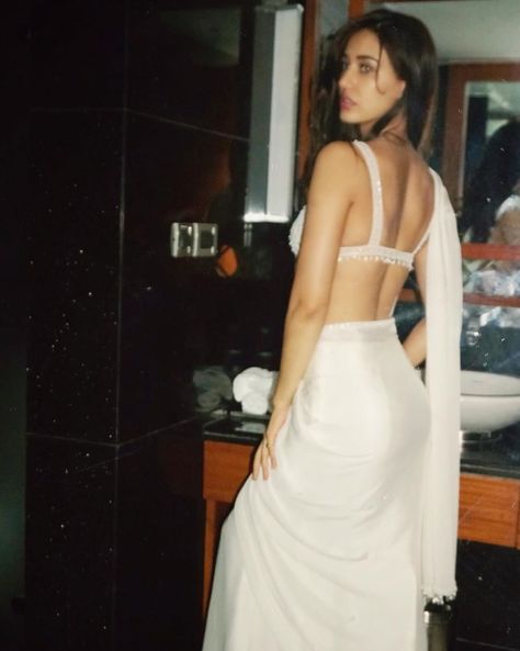 disha patani poses naked
