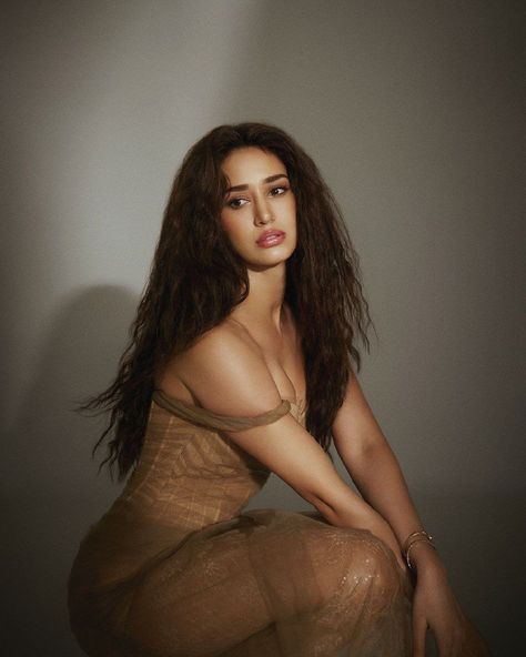 disha patani poses pussy
