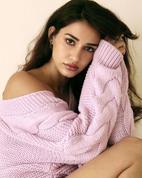 disha patani poses xxx 
